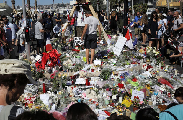 Француска се у сузама пита где греши